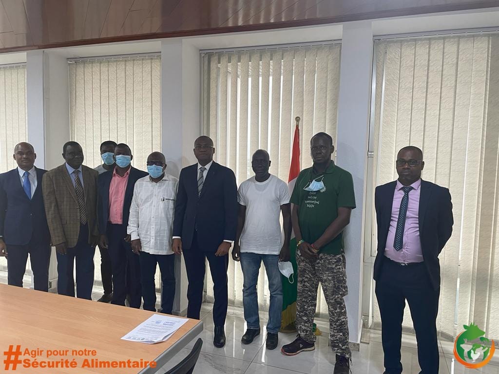 L'équipe d'experts en pathologie équine en provenance de Dakar a été reçue par, le Ministre des Ressources Animales et Halieutiques , M. Sidi Tiemoko Touré à son cabinet
